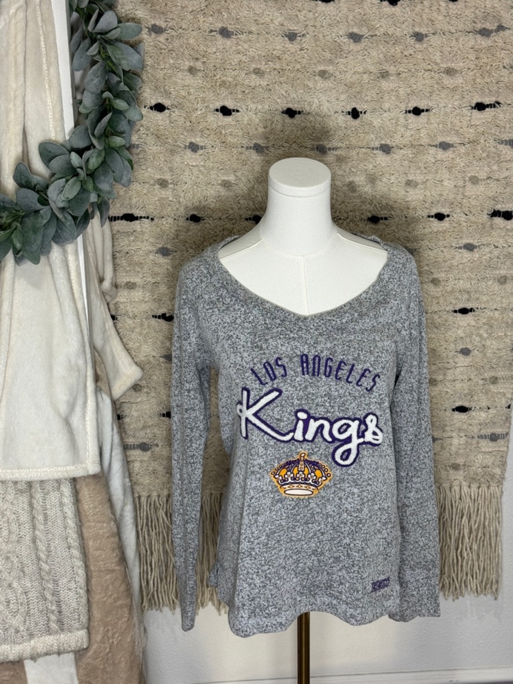 CCM Women's LA Kings Gray Comfy Crew V-Neck Sweater size S